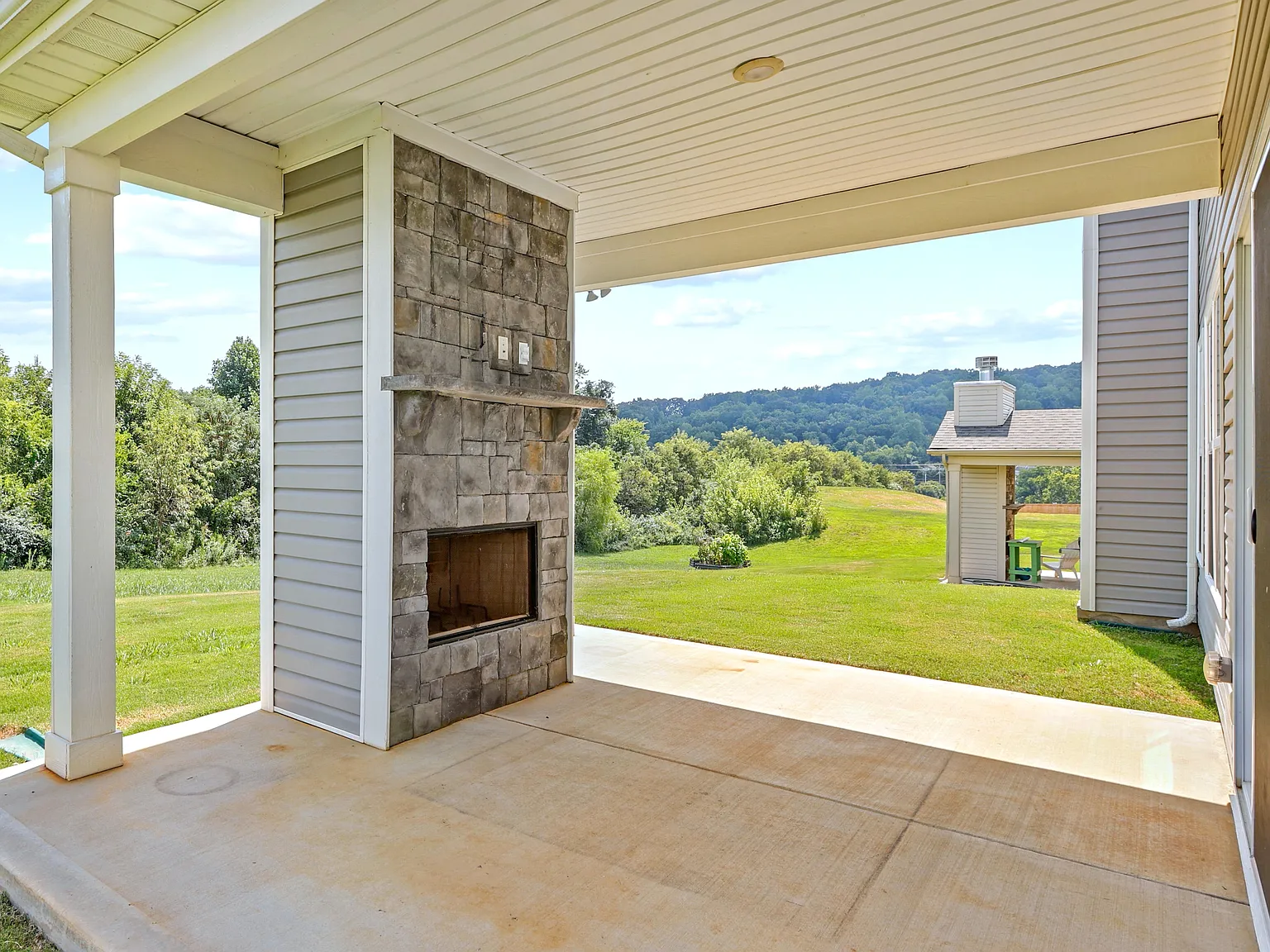 4 bed, 2.5 bath, 2180 sqft, $3,270 — Photo 2