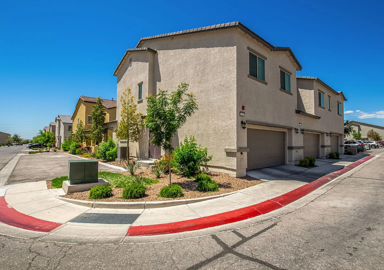 Beautiful corner lot townhome with custom paint, plentiful community green spaces. — Photo 2