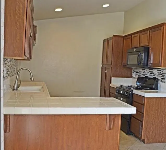9415 Sleepy Hollow Ln — Photo 7