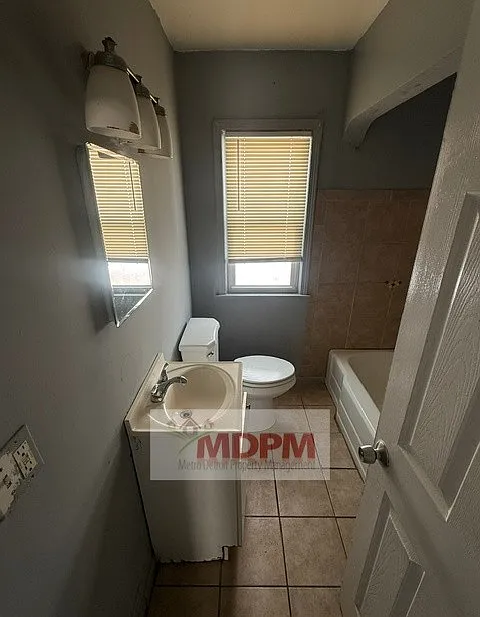 3 bed, 966 sqft, $995 — Photo 2