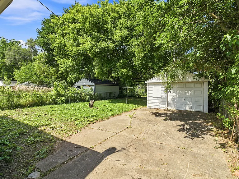 11907 Roxbury St — Photo 24