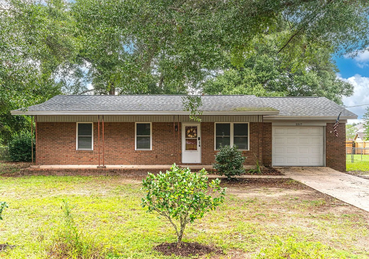 2317 Lewis St — Photo 2