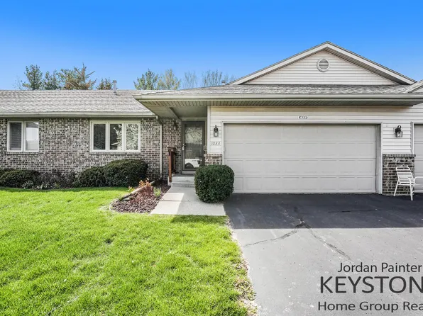 1033 Country Gdns NW, Grand Rapids, MI 49534