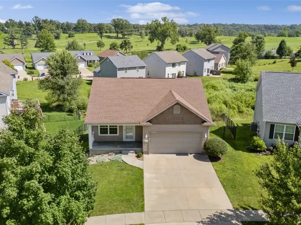 2121 Rosewood Dr NW, Cedar Rapids, IA 52405