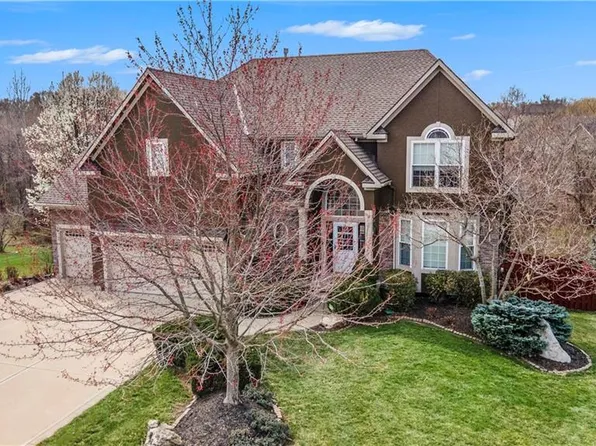 633 Willow St, Lansing, KS 66043