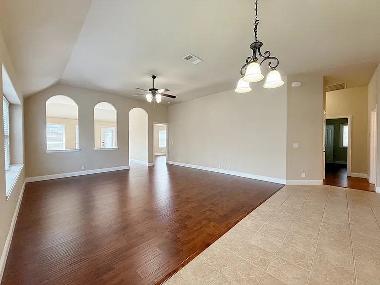 4303 Oak Bluff Dr — Photo 14