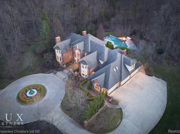 5566 Orchard Ridge Dr, Rochester, MI 48306