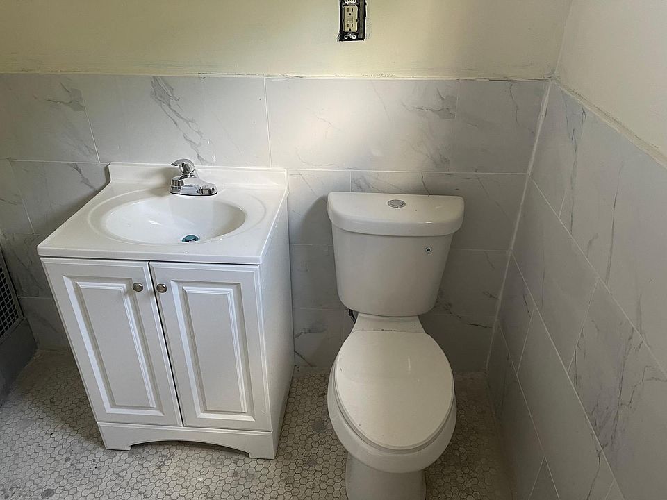 1st image of 394 Hewitt Ave APT 1