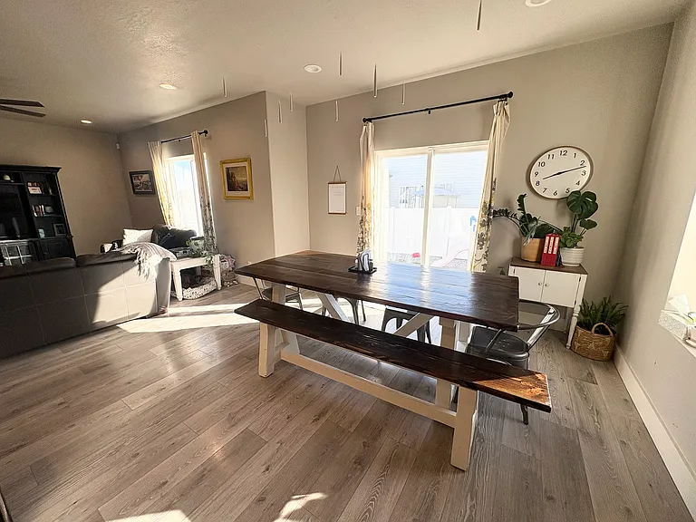 1128 N Coachman Ln — Photo 10