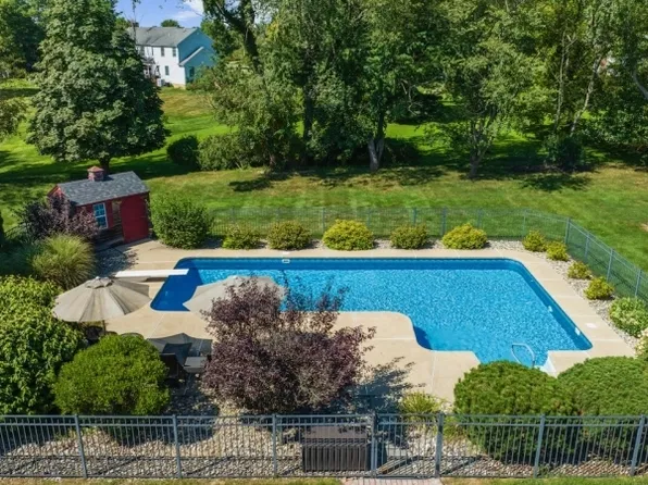 6 Twin Pointe Rd, Raritan Twp., NJ 08822