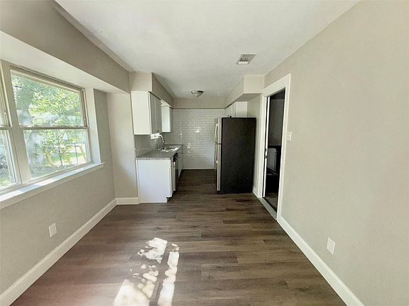 3rd image of 724 Windsor Dr