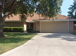 776 Country Club Dr, Seguin, TX 78155