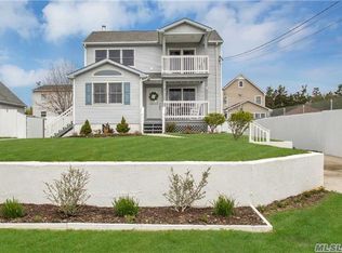 9 Peters Dr, Shirley, NY 11967