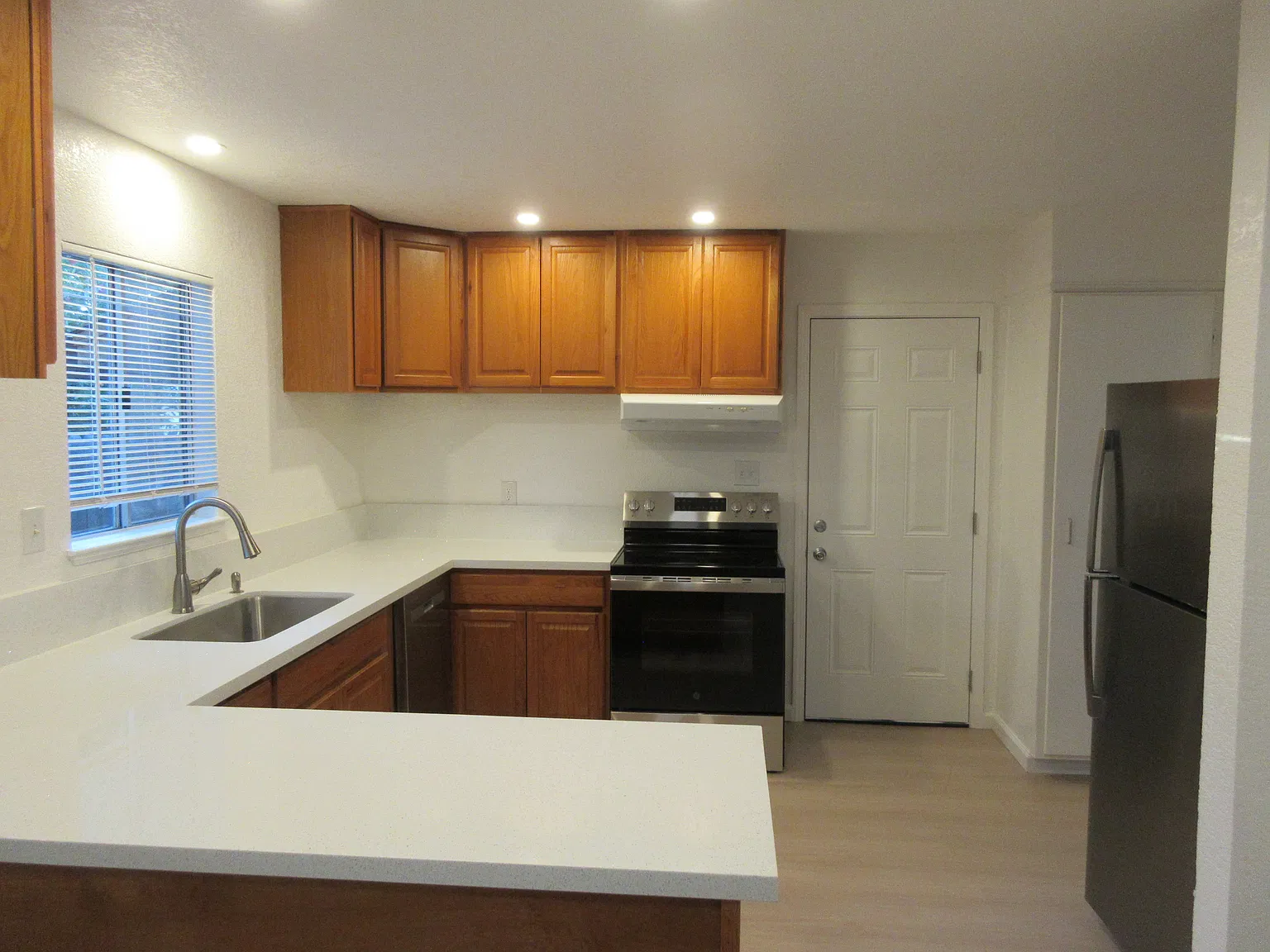 3 bed, 1184 sqft, $2,400 — Photo 4