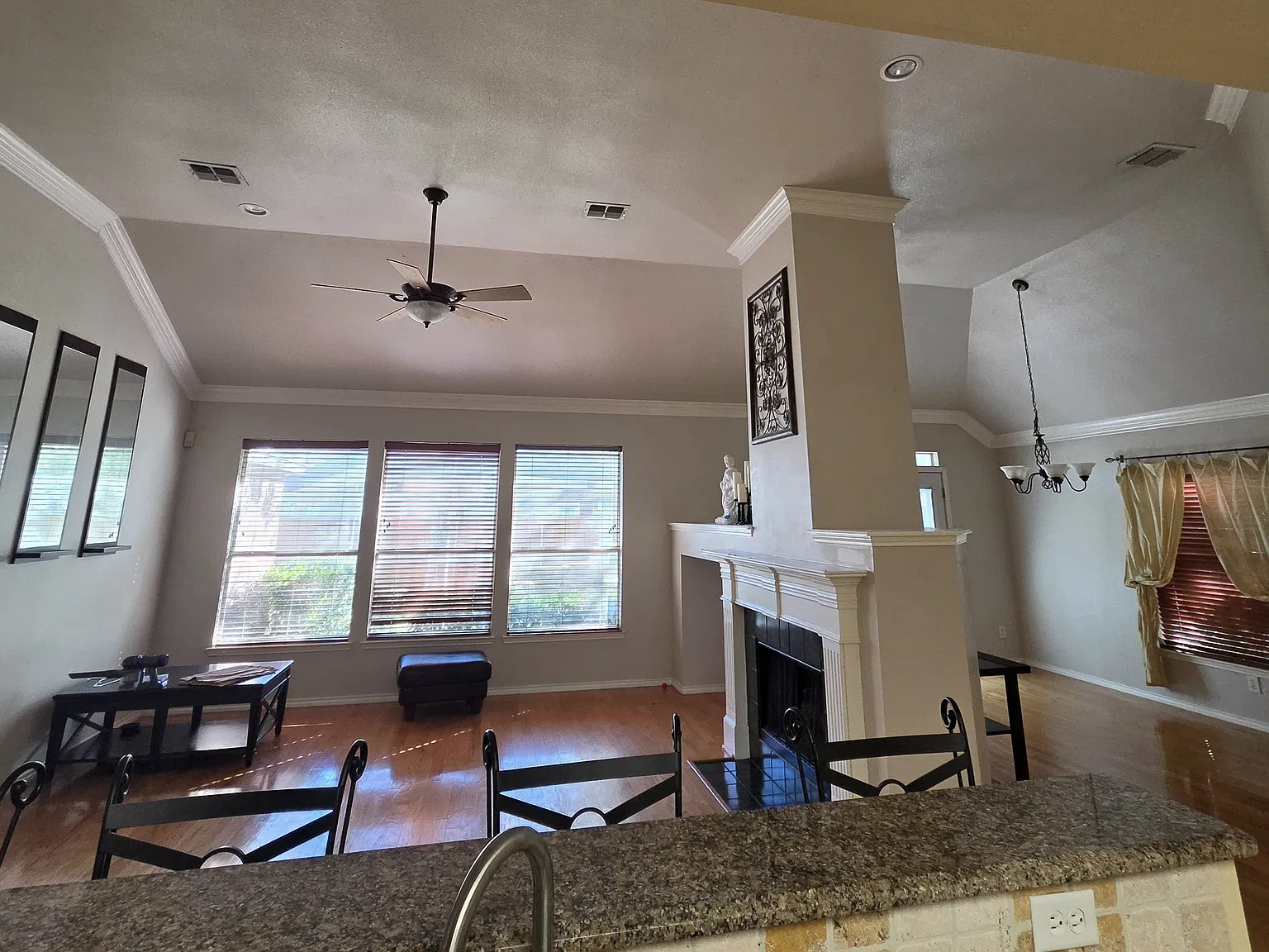 3 bed, 2337 sqft, $2,500 — Photo 4