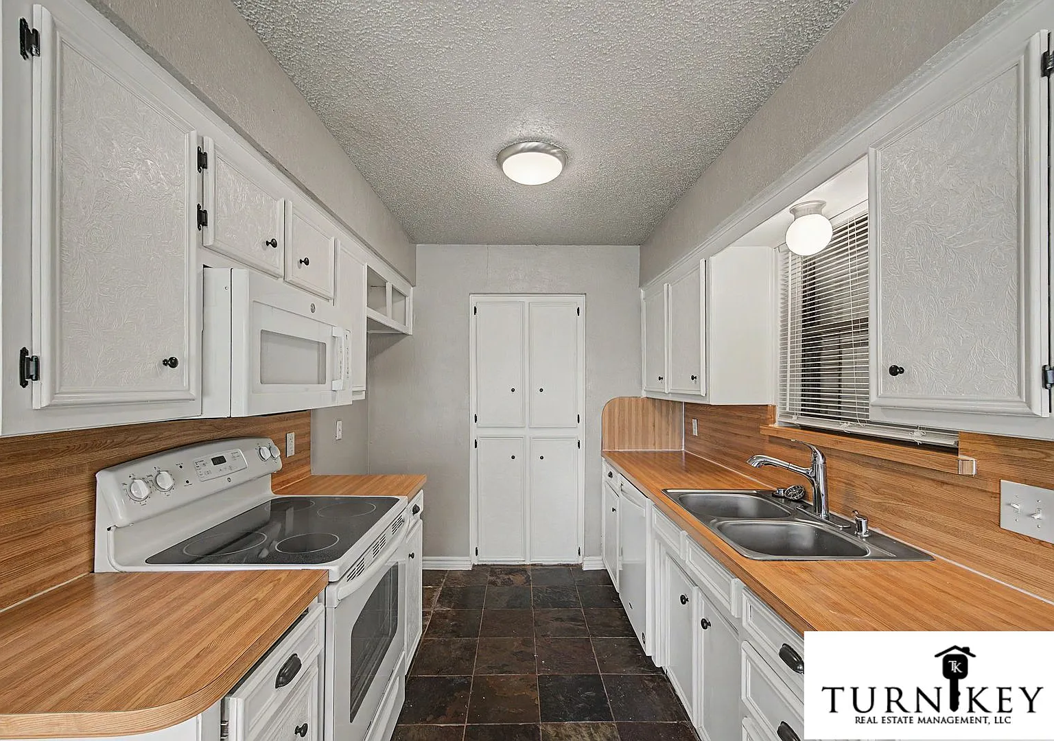 Cozy 3/2 Burleson Charmer | Wood-Burning Fireplace | 2-Car Garage | Pet-Friendly — Photo 2