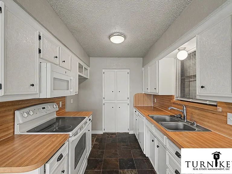 913 Springhill Dr — Photo 2