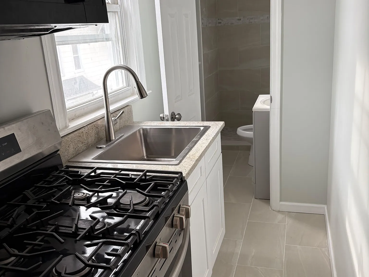 2 bed, 700 sqft, $2,300 — Photo 2