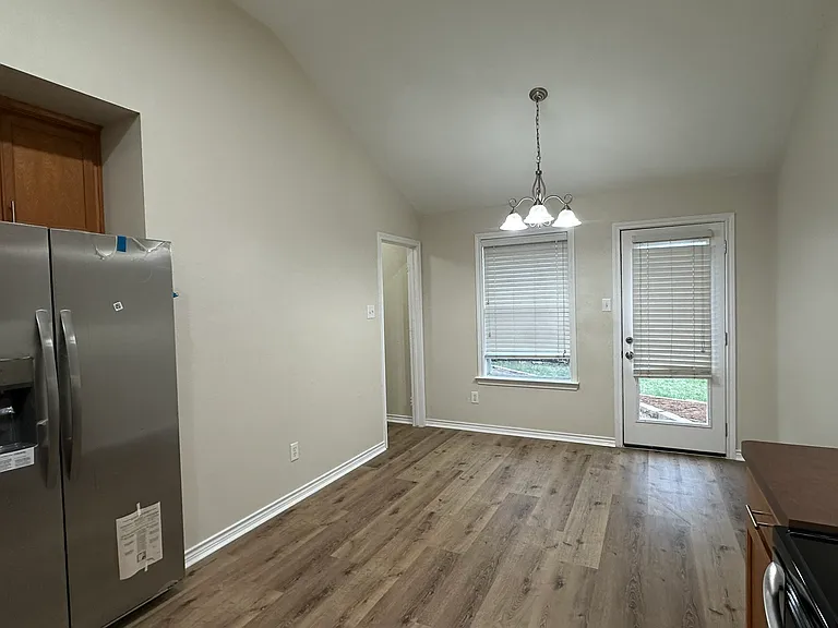9000 Eastwood Ave — Photo 5