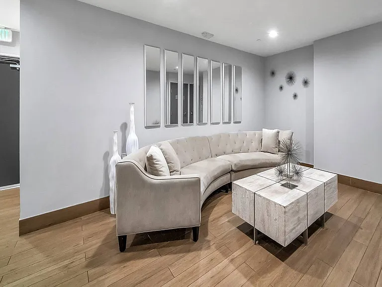 2028 S Bentley Ave #102 — Photo 3