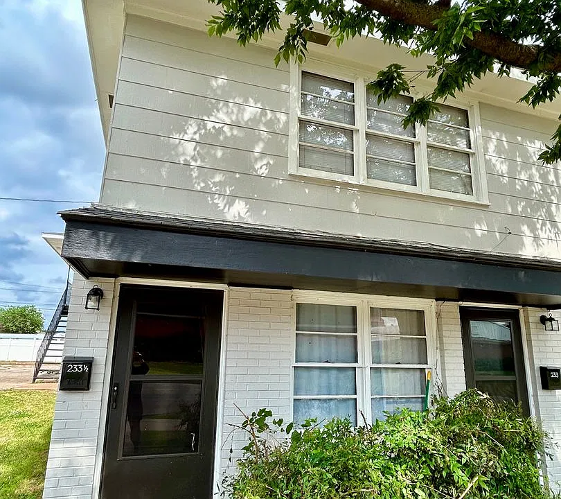 235 1/2 N Duck St