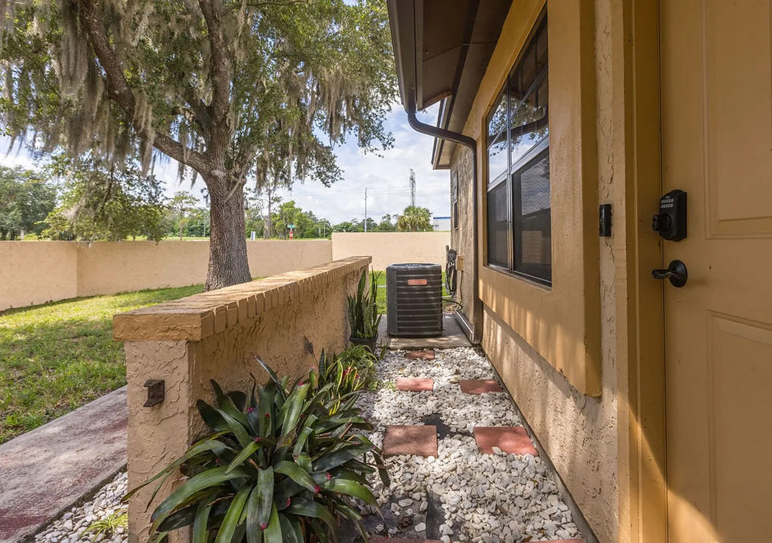 Fully Furnished Rental in Silver Springs Shores — Photo 4