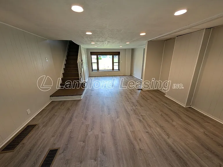 566 Jackson St — Photo 4