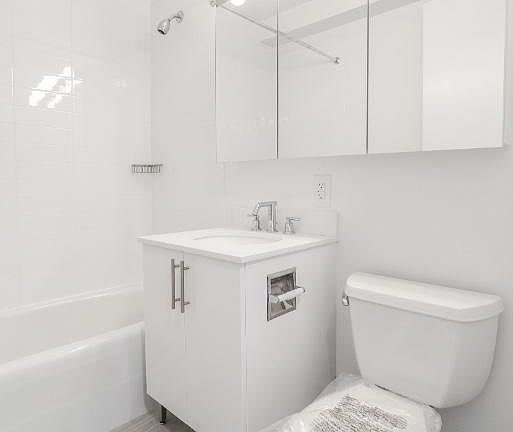 4th image of 4720 Center Blvd APT 820