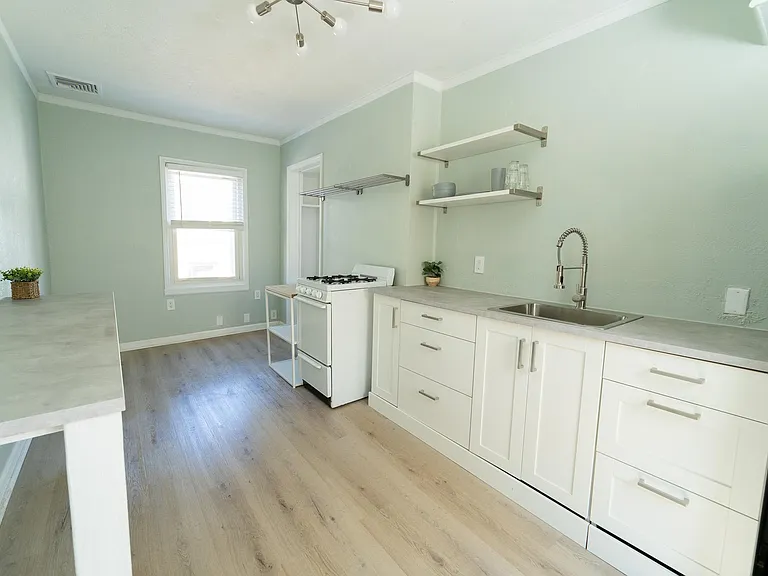 402A Sample St — Photo 3
