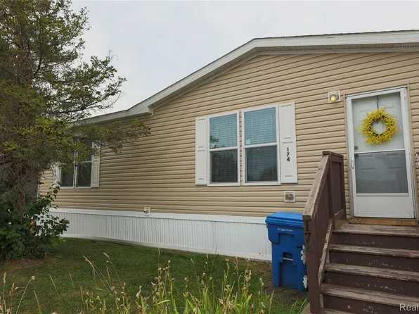 174 Suzanne Blvd, White Lake, MI 48386