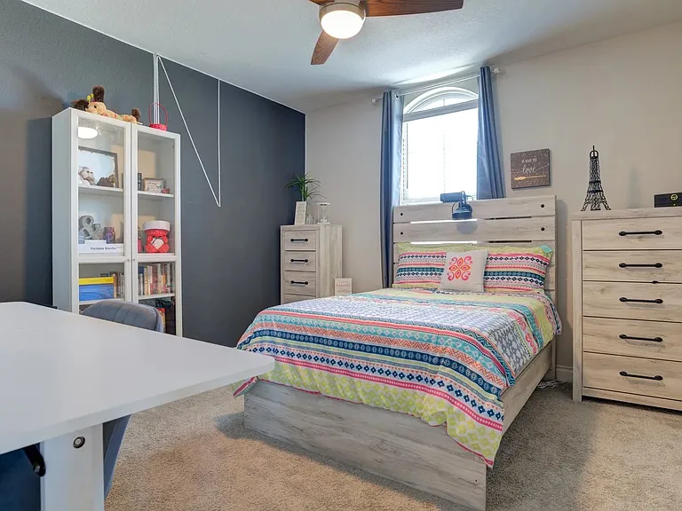 1222 Cadogan Squire — Photo 15