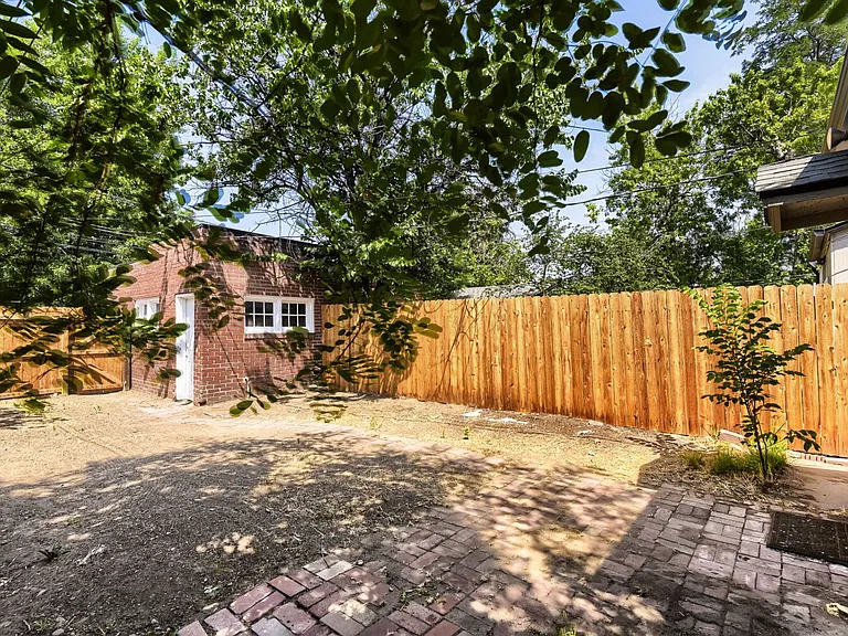 1055 S Pearl St — Photo 10