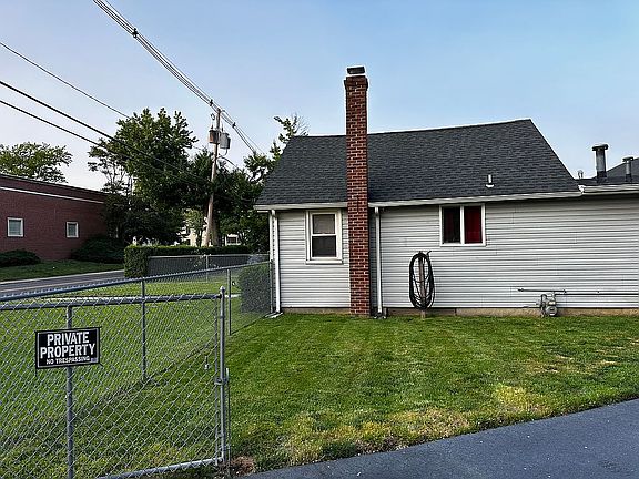 3rd image of 275 Thompson Ave