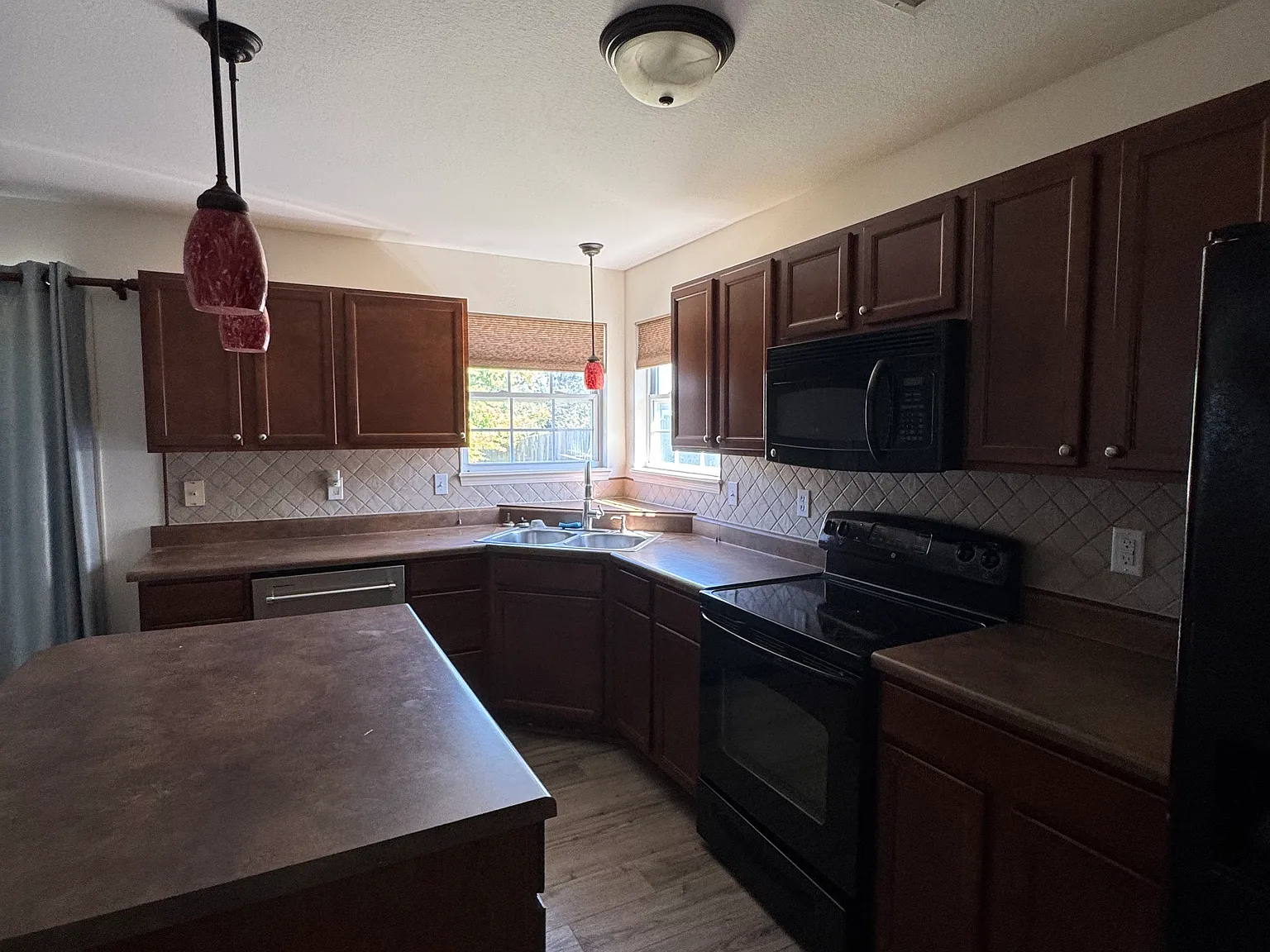 3 bed, 1600 sqft, $1,800 — Photo 4