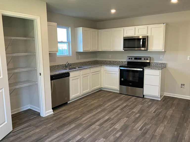 407 Kensington Ln — Photo 2