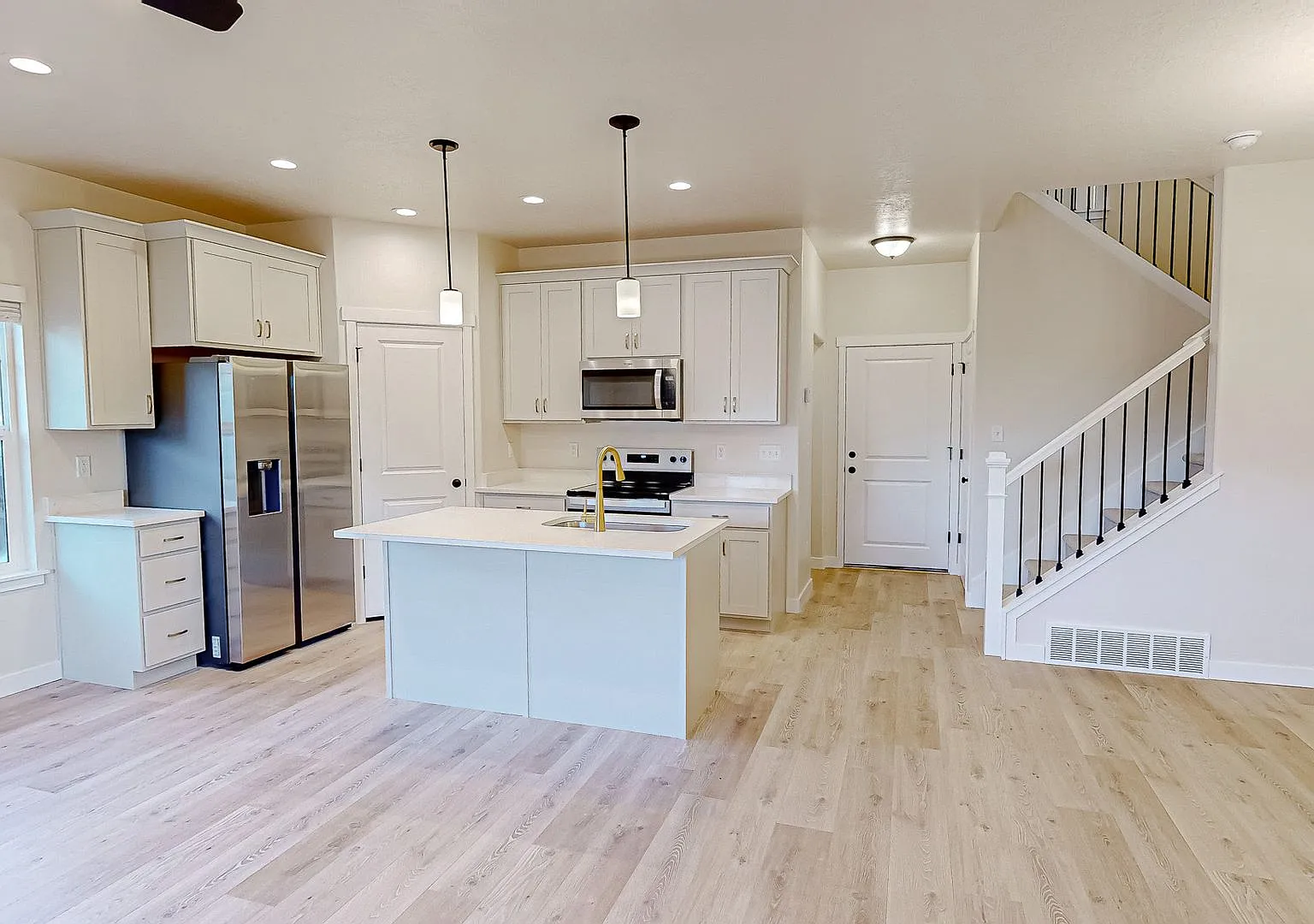 Stunning End Unit Townhome in the Juniper Ridge Subdivision Spanish Fork — Photo 3