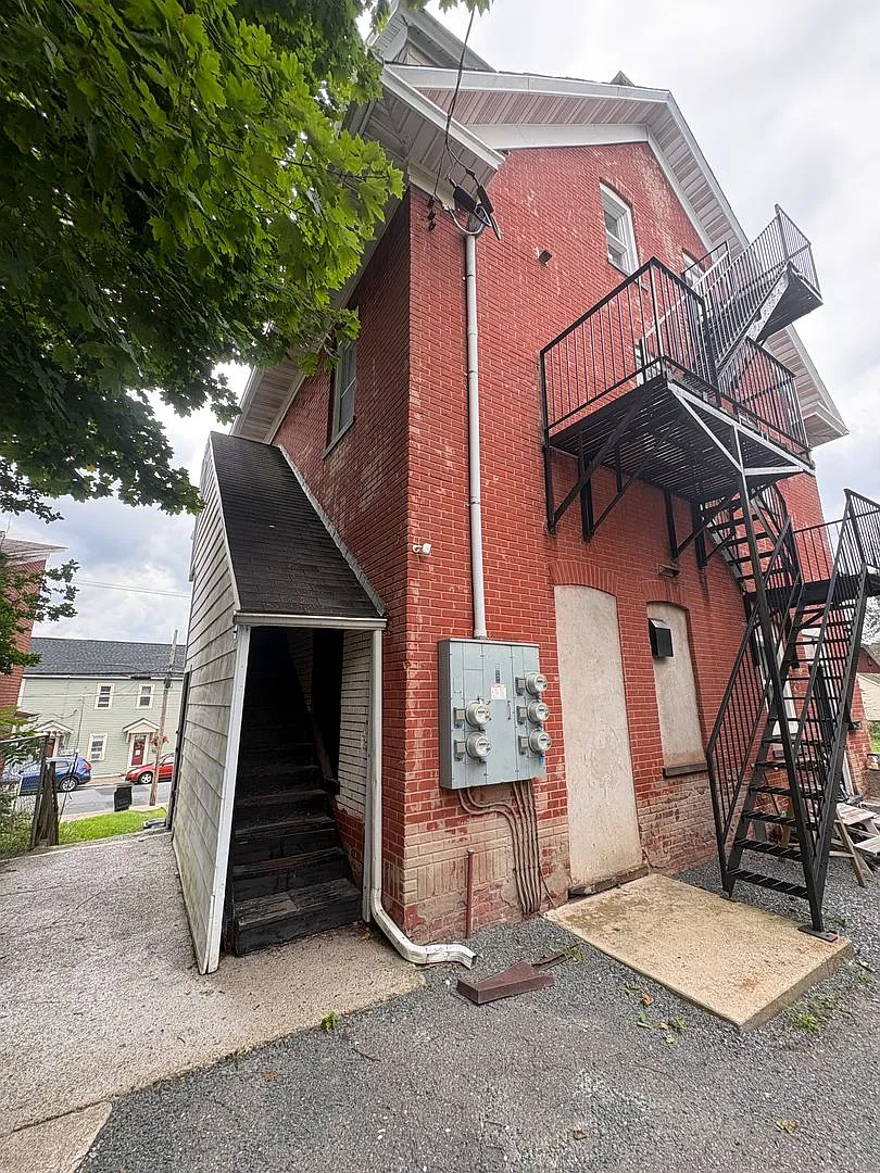 154 Garibaldi Ave — Photo 2