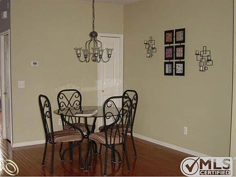 Large Eat-in Kitchen w. Pantry