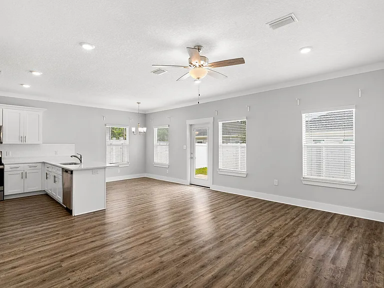 170 Bradford Ct — Photo 18