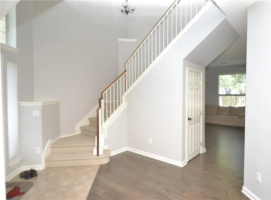 3 bed, 2.5 bath, 2227 sqft, $2,400 — Photo 2