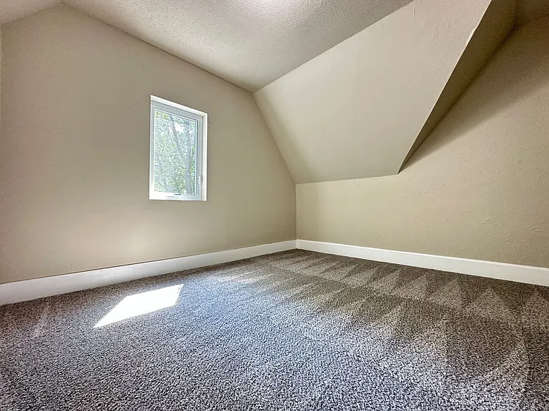 803 E Court Ave — Photo 3
