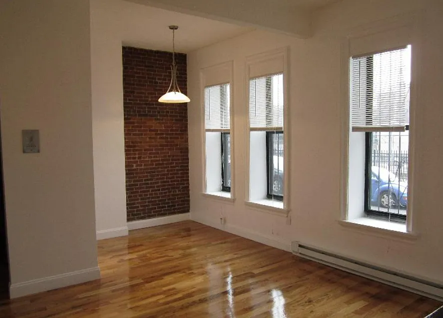 3 bed, 1.5 bath, 9999 sqft, $5,150 — Photo 2