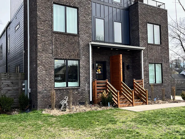 2700 Bronte Ave #B — Photo 1