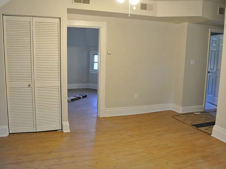 One and Two Bedroom Apartment Building — Photo 14