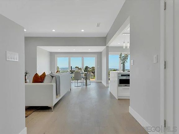 3rd image of 2339 Crescent Dr