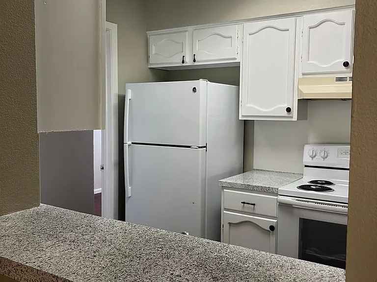 310 Castlewood Dr — Photo 3
