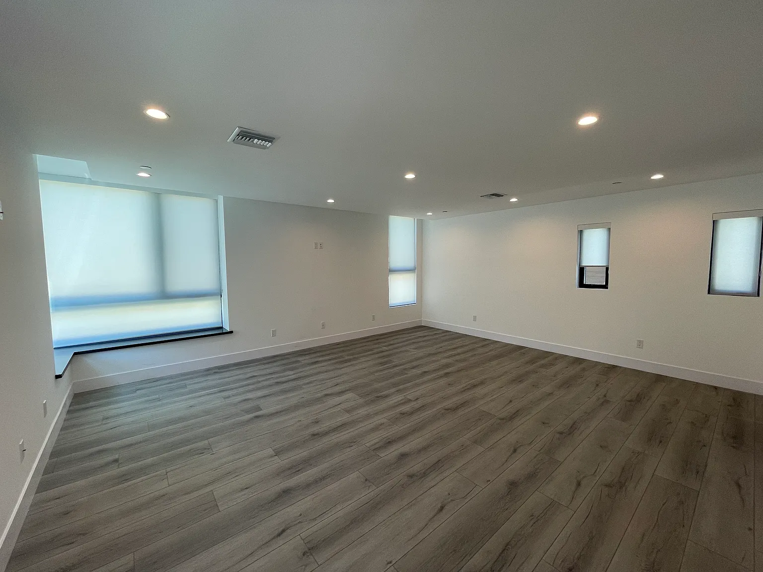 2 bed, 2.5 bath, 1200 sqft, $4,500 — Photo 2