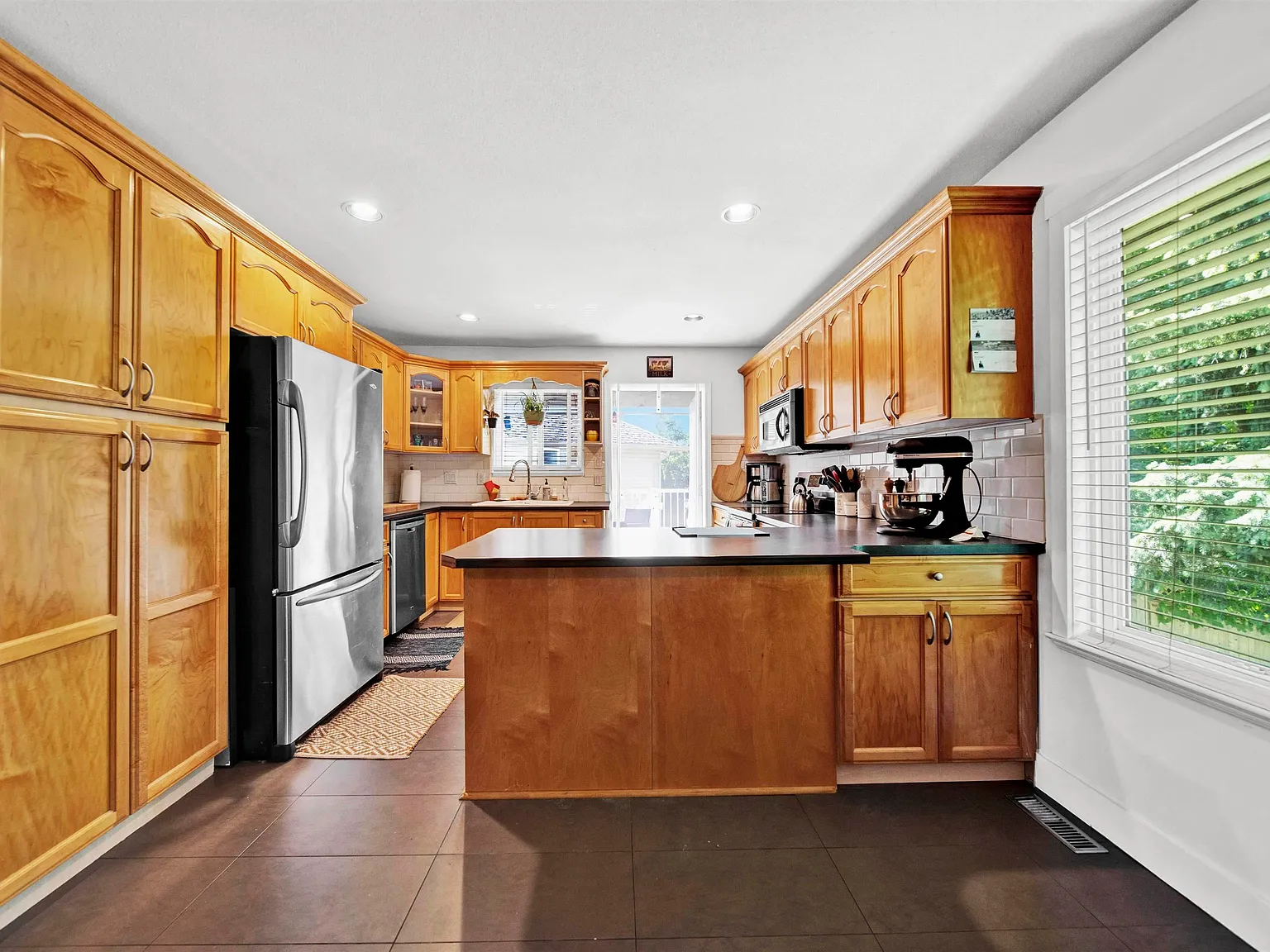 5 bed, 2600 sqft, $3,900 — Photo 4