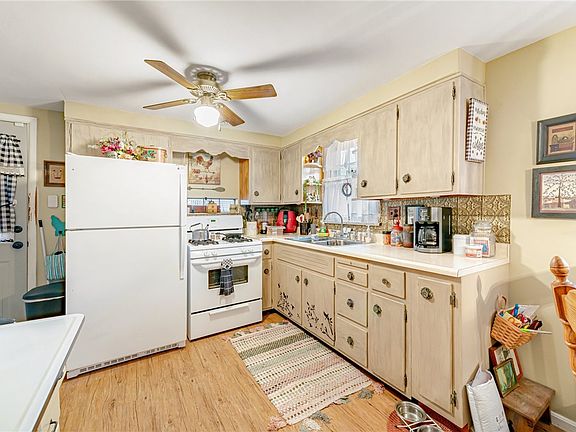 3rd image of 405 Fairview Ave