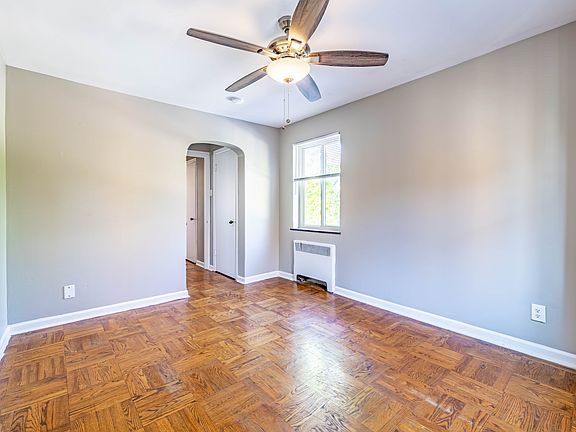 3rd image of 2229 Victory Pkwy #B4